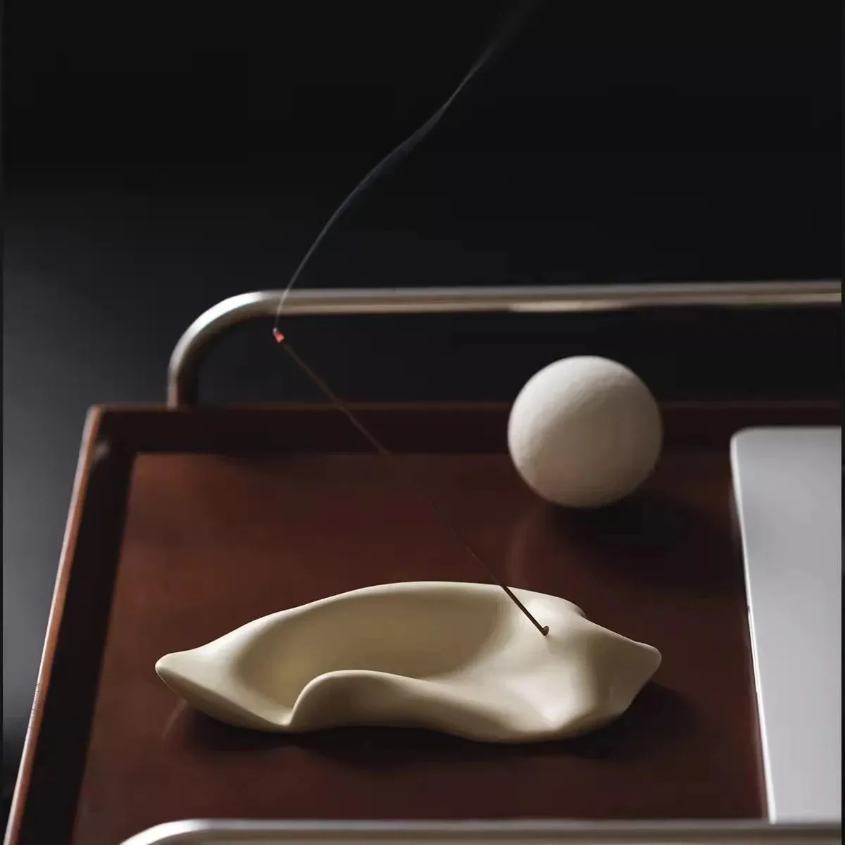 Yeknu Nordic Resin Incense Burner Irregular Calming Aroma Storage Base Balck White Plate Portable Decoration Home Office Decor